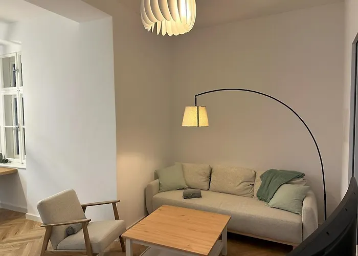 Chic Courtyard In Prime Location דירה