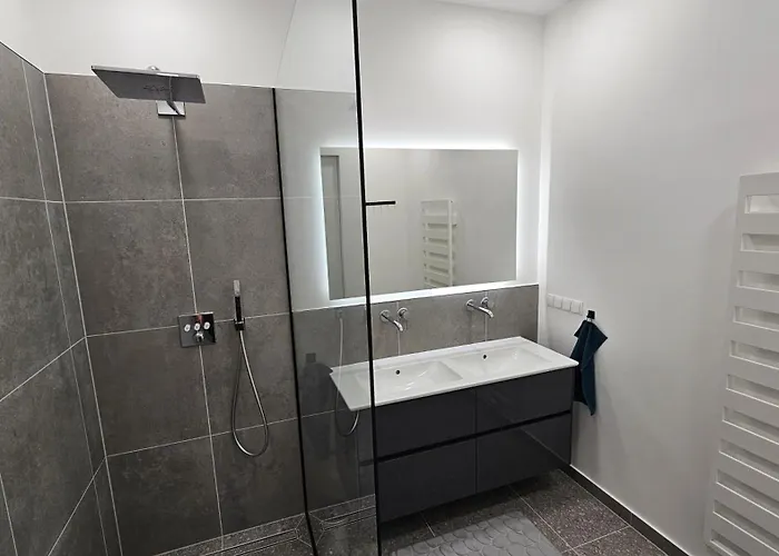 Chic Courtyard In Prime Location דירה *